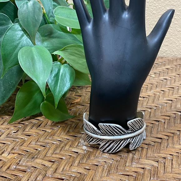 Rustic Cuff Leaf Bracelet Silver Tone One Size Slip On Style - Picture 2 of 4